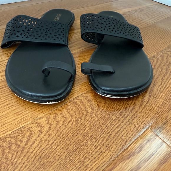 MICHAEL Michael Kors Black Leather Toe Ring Cutout Sandals Slides Size 9M - Picture 2 of 6